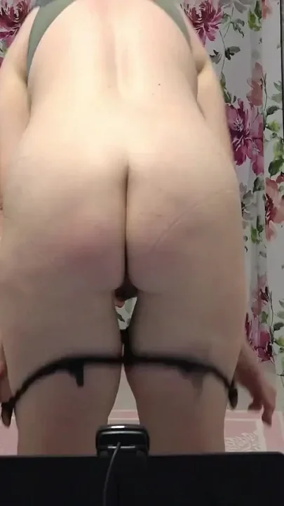 A gorgeous mature ass tries on different panties at the webcam shakes her thick