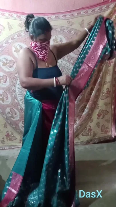 Green Saree Dropping Solo SFW Clip 1