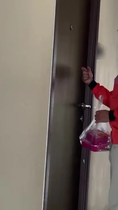 I Fuck the Food Delivery Guy and Make Satisfy Him