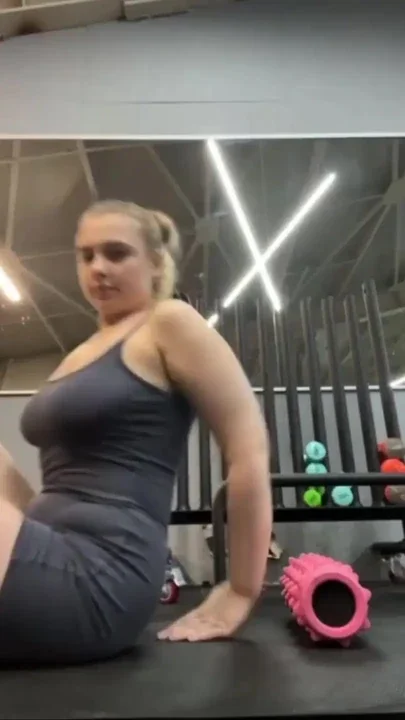 Masturbate in the changing room Clip 2