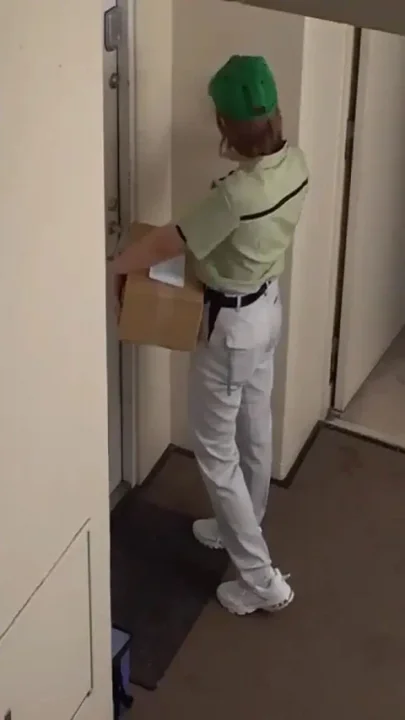 A Delivery Girl Overwhelmed by Sweet Smoke Awakens to a Body That Reacts to