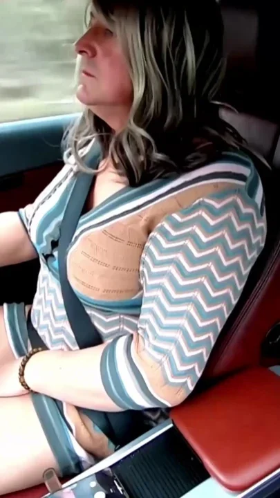 Crossdresser Kellycd2022 out for a Saturday afternoon drive