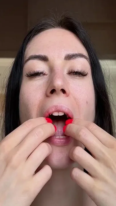 Mouth Stretching & Big Eyes