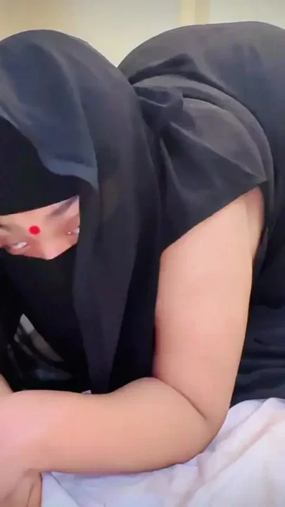 Hijabi Muslim Arab Hot Maid Want Big Ass Fuck & She Want a Guy Who Can Destroy