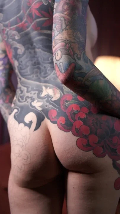 One look from behind ready
