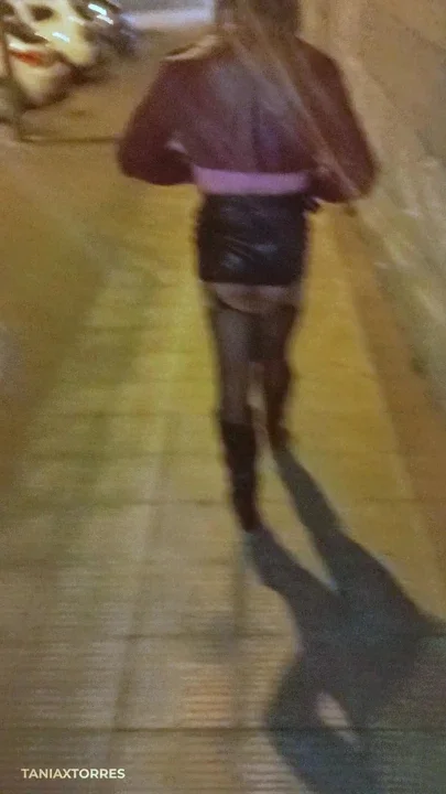 Taniaxwalking around in mini skirt 2026