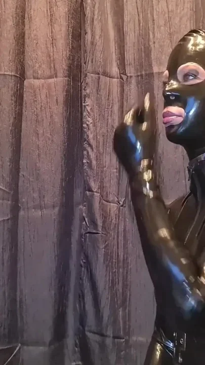 Slave Slut-Orgasma Celeste deep throat for a user in sexy black latex