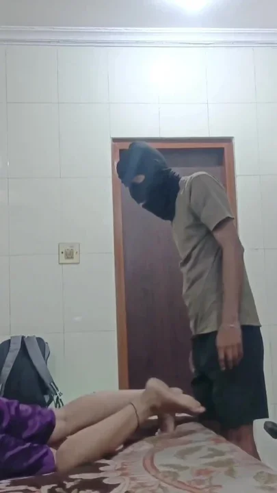 Boy takes advantage of old pickup scheme to Desi doctor girl Clip 2