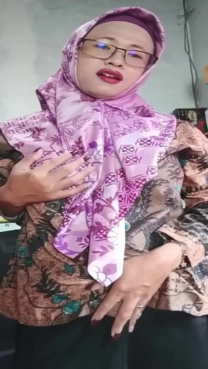 Massive Boobs Hijab Shemale Jerks off Her Dick