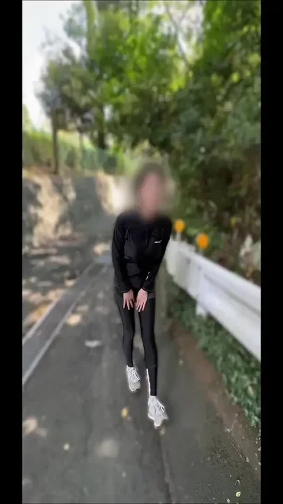 A Beautiful Running Girl Came to My House to Serve Me the Best Holiday Sex with
