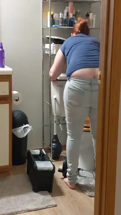 Female plumber's buttcrack