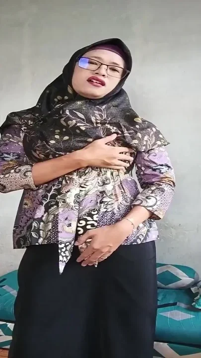 Hijab Shemale Enjoying Self Masturbation