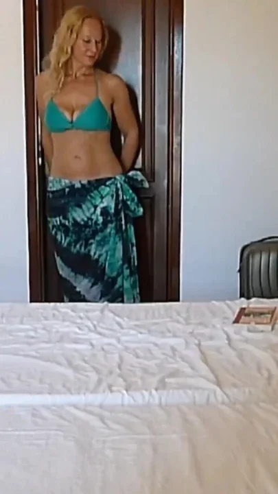 Selena's posing and games on cam