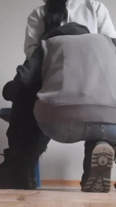My married neighbor licks my pussy in her uninhabited apartment so that her