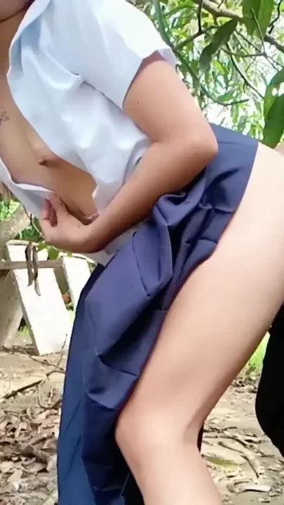 VIRAL SEX ON PUBLIC OF AN 18 YEAR OLD STUDENT WITH A STRANGER Clip 1