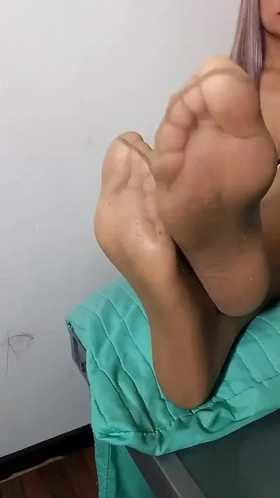 Nylon Feet Jerk off Instructions Cum on My Feet Now Boys