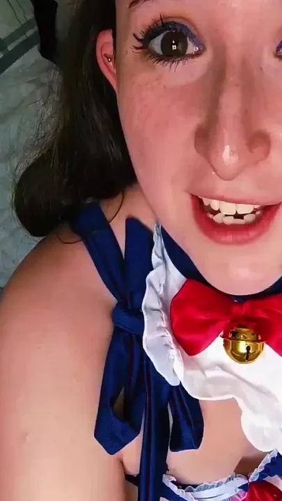 Snowwhite Can Sing and Squirt at the Same Time