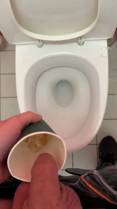 Making a pissdrink on a festival toilet