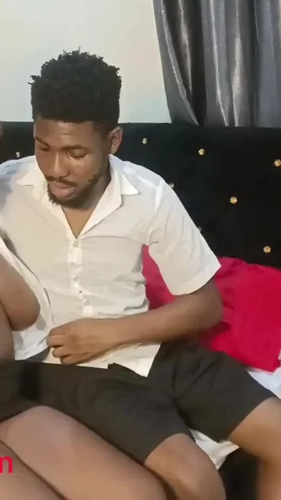 My boyfriend gave me a phone as velentine gift then I gave him raw fuck in return Clip 1