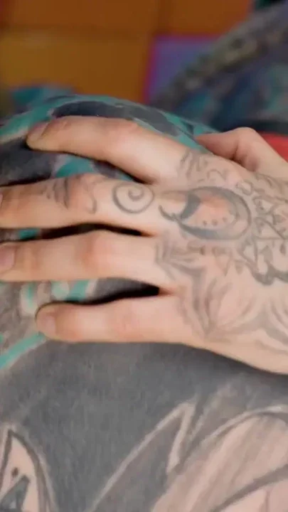 Inked-up Guy Threesome Alternative Babes Share His Dick Clip 1