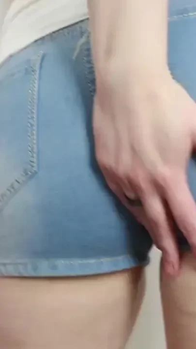 Tiny Short Pissing