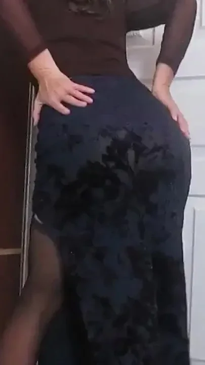 The bitch fucks herself with fingers and a banana and brings her to orgasm