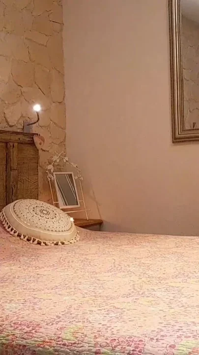 Selena's posing and sex relaxing games in tights