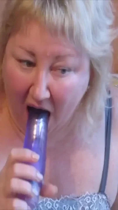 Chubby Housewife Fucks Her Pussy
