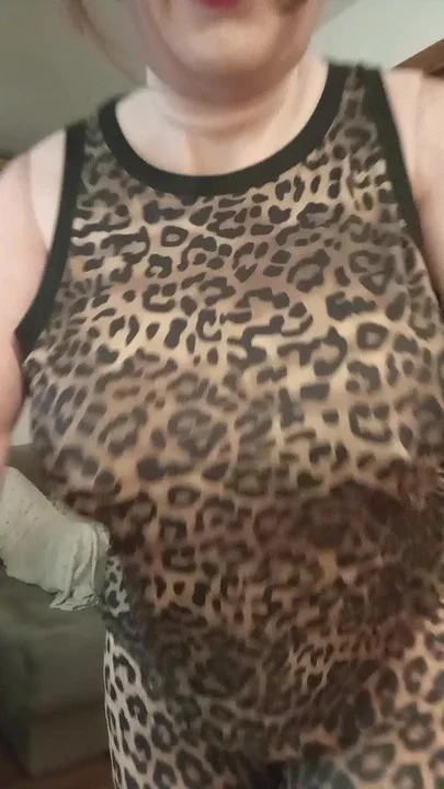 Crodreisser with big breasts marking curves