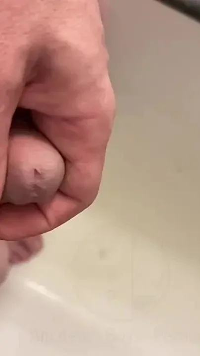 Amateur Boy Pissing with Close-up and Good Quality Slow Motion of the Load of