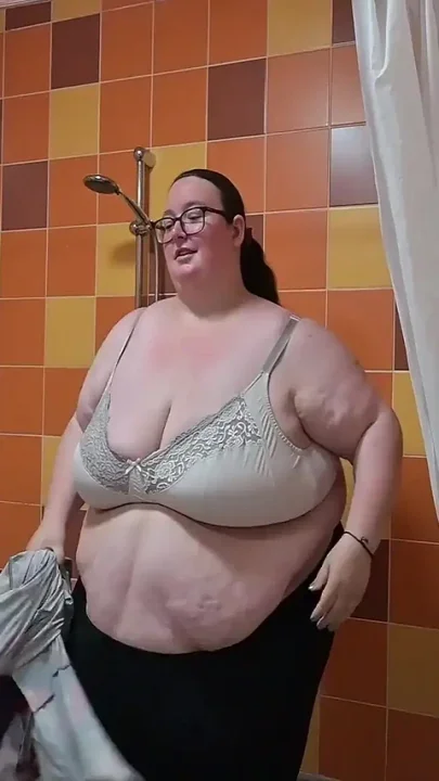 SSBBW Gets Into Tight Swim Wear
