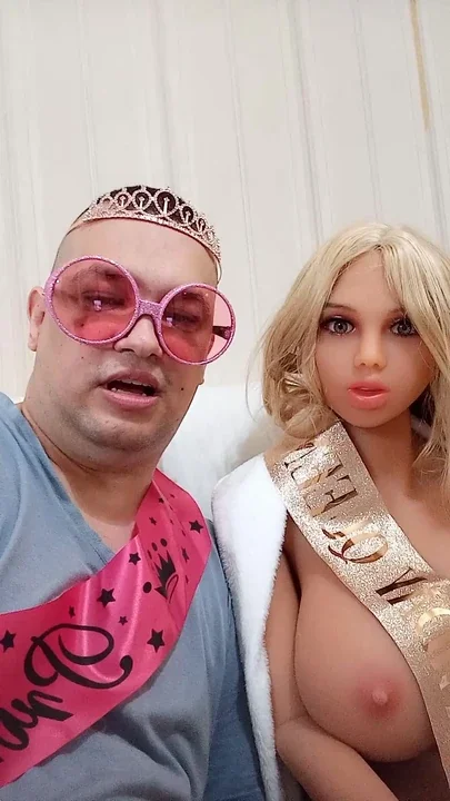 The blonde Romania is back