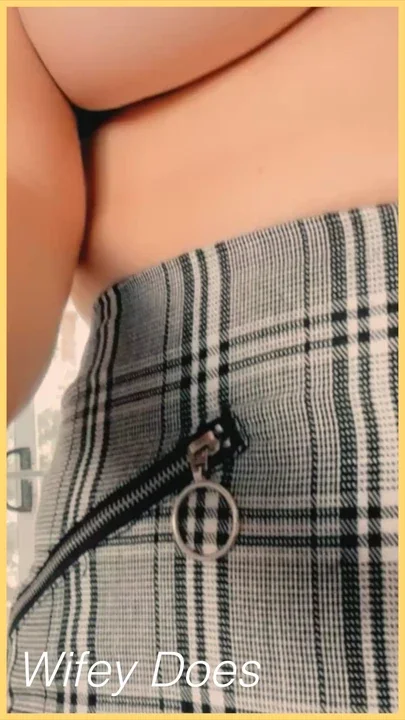 Wifey flashes her amazing ass for all to enjoy