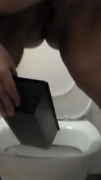 Jen Is Peeing in a Bakingpot