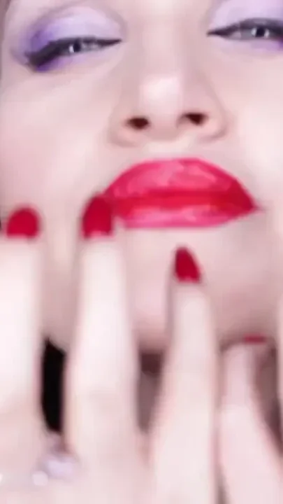 Mesmerizing red nails