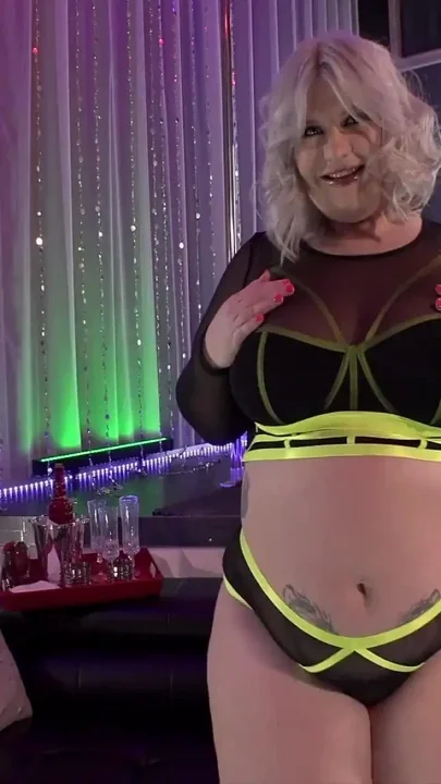 Blonde BBW Tiffany Star Oils Herself up and Starts Wanking