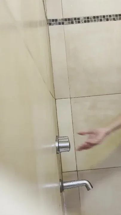 I accidentally started recording while I was taking a bath Clip 1