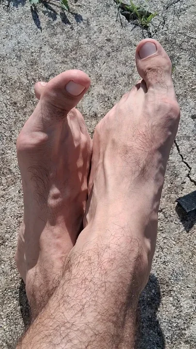 Sexy feet nudo all'aperto