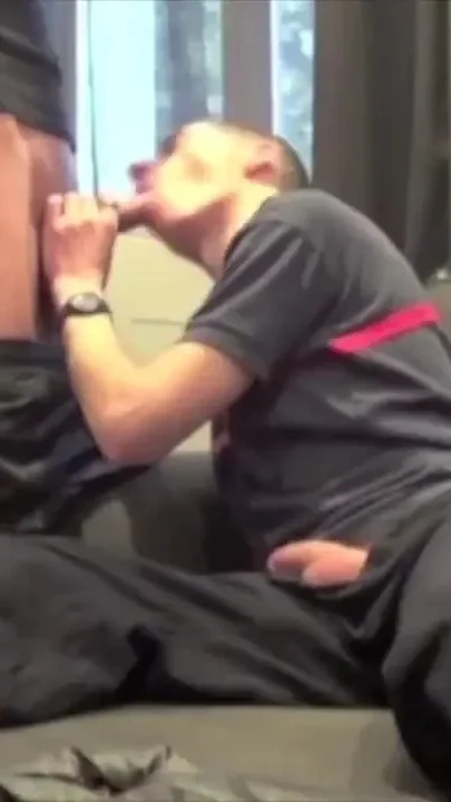 Fabi en sniffing feet and foot fo his friend