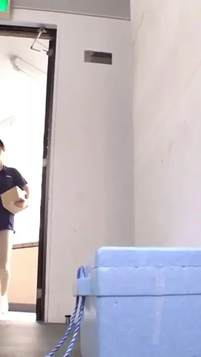 A Delivery Girl Overwhelmed by Sweet Smoke Awakens to a Body That Reacts to