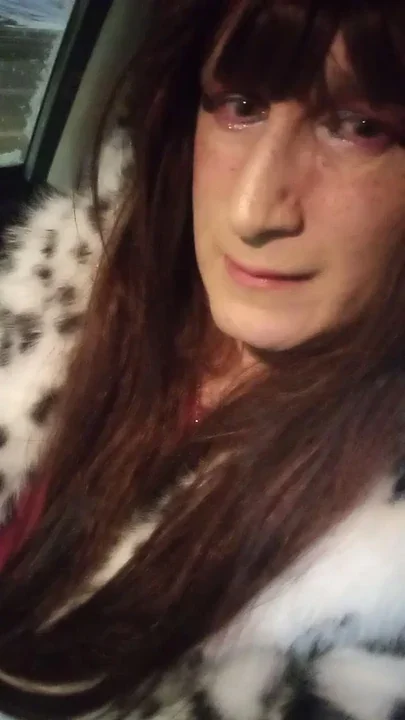 Sexy T-gurl farts in her car