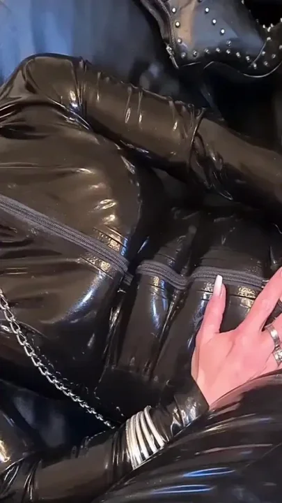Slave slut-orgasma-Celeste in black latex 80cm anal insertion and canine dildo