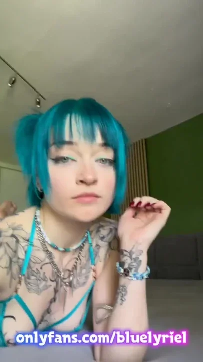 E-girl with green hair