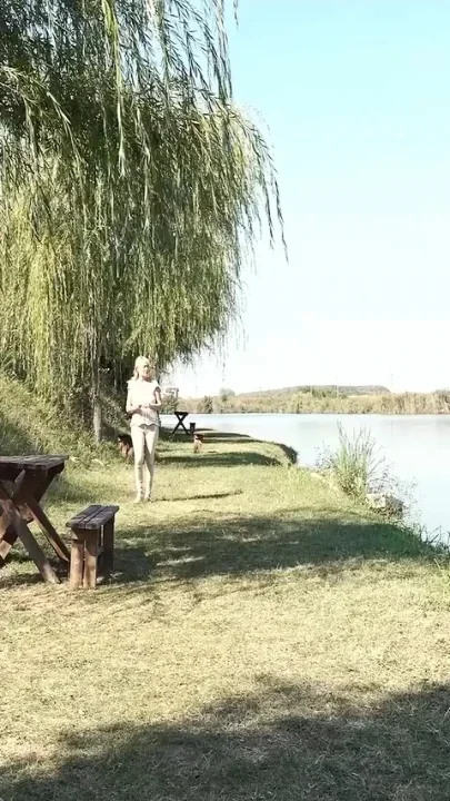 When walking I piss in my trousers outdoor