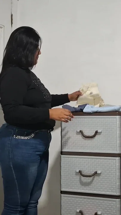 Pandora Changes Her Outfits
