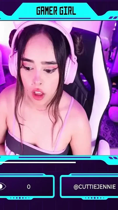 Gamer Girl Fall in Love with Her First Fan