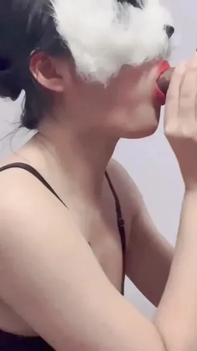 She gave me a blowjob after a while of persuasion that made me cum a lot Clip 1