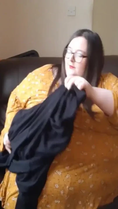 SSBBW gaming with belly play