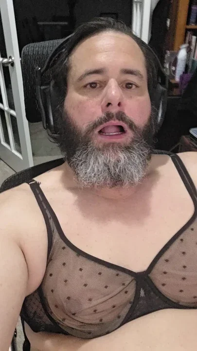 I'm a closeted sissy who loves cock cum and I need to worship men on my knees