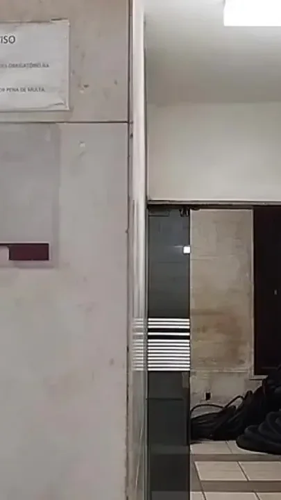 The Security Guard Went to Get Coffee in the Apartment and Ended up Spilling Milk
